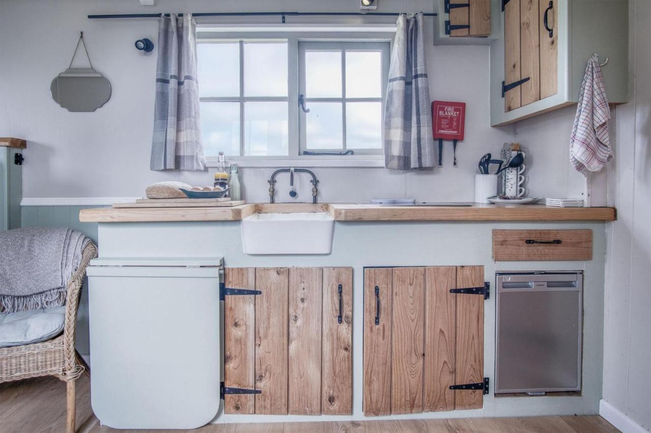 Haven View - 1 Bedroom Shepherds Hut - St Ishmaels Saint Ishmaels  Exterior photo